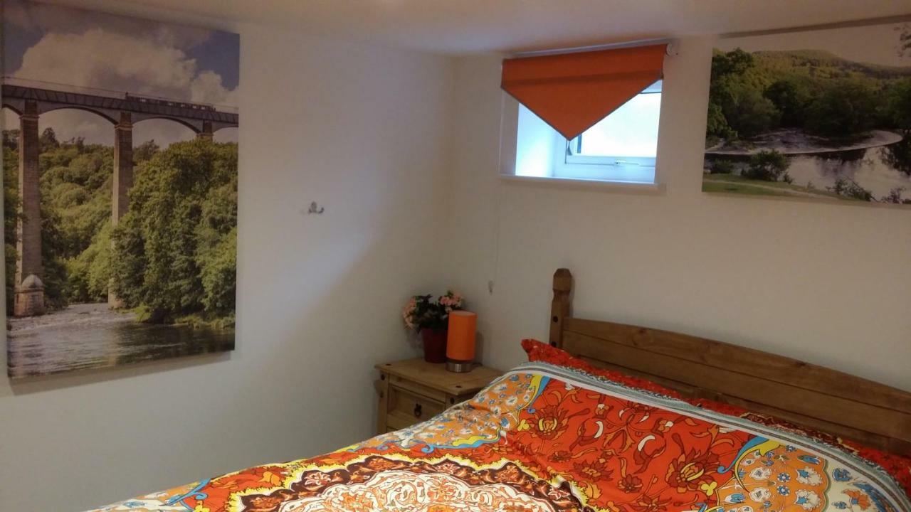 Welsh Row House Apartamento Llandegla Exterior foto