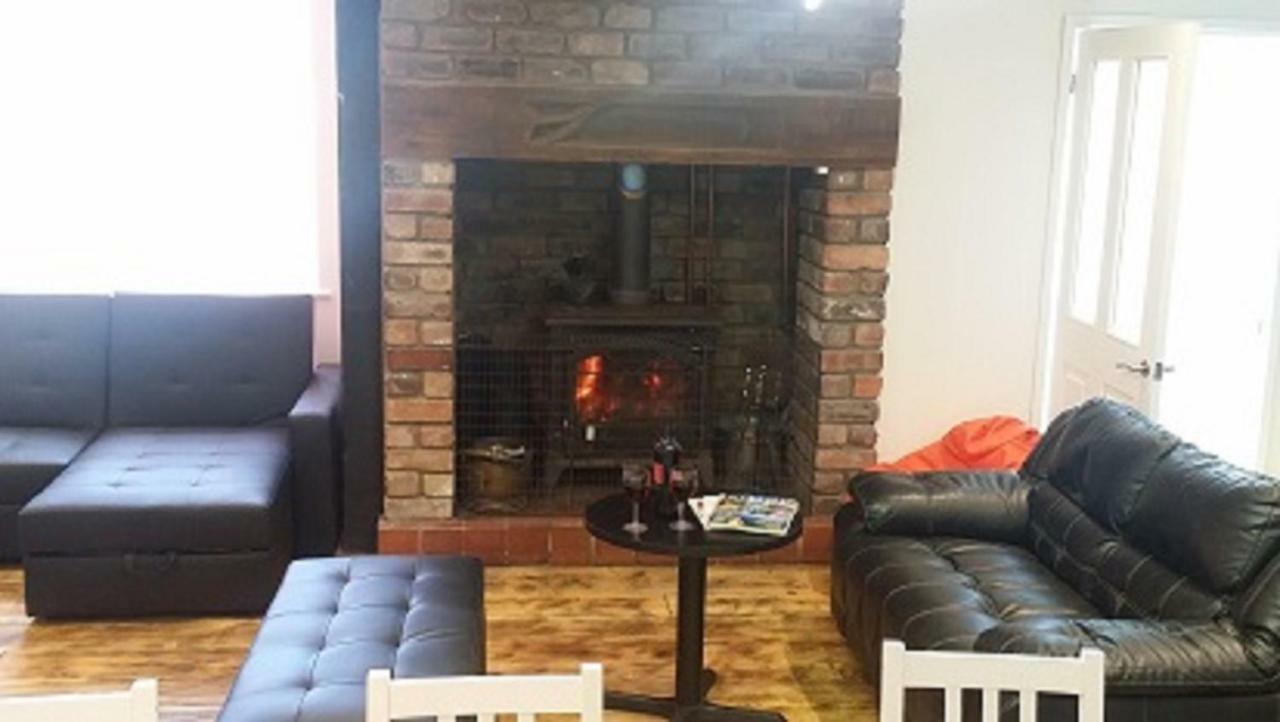 Welsh Row House Apartamento Llandegla Exterior foto