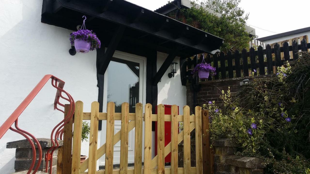 Welsh Row House Apartamento Llandegla Exterior foto